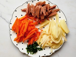 2、宝宝辅食—三丝香葱鸡蛋卷饼,胡萝卜、土豆和香肠分别切丝，葱切碎