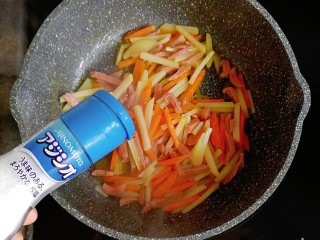 7、宝宝辅食—三丝香葱鸡蛋卷饼,炒至所有食材熟，加适量盐和糖炒匀调味