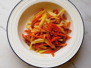 8、宝宝辅食—三丝香葱鸡蛋卷饼,盛出备用