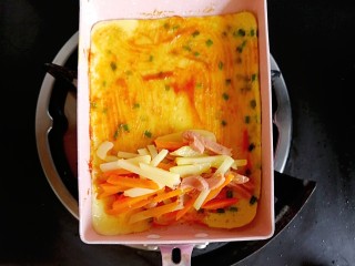 11、宝宝辅食—三丝香葱鸡蛋卷饼,放上适量之前炒好的三丝