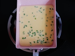 9、宝宝辅食—三丝香葱鸡蛋卷饼,不粘锅刷一层油，倒入适量面糊，摊匀，小火慢煎