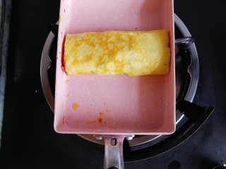 12、宝宝辅食—三丝香葱鸡蛋卷饼,卷起