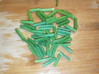 6、馒头抱蛋,蒜苔切成段。