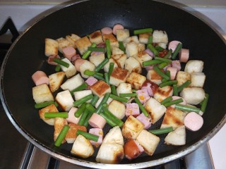 8、馒头抱蛋,最后放入蒜苔翻炒均匀。