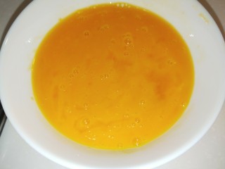 11、馒头抱蛋,鸡蛋要搅拌均匀。