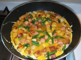 13、馒头抱蛋,小火慢慢煎制。