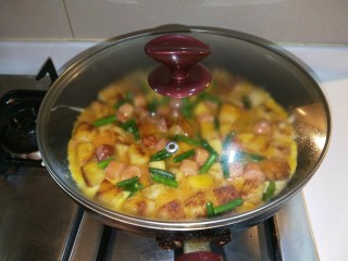 14、馒头抱蛋,盖好锅盖焖两分钟即可。