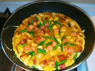 15、馒头抱蛋,打开锅盖非常漂亮的馒头包鸡蛋做好。