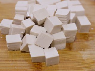 5、正宗地道的麻婆豆腐,豆腐切块。