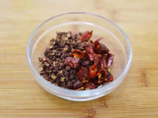 6、正宗地道的麻婆豆腐,干辣椒切段去籽。