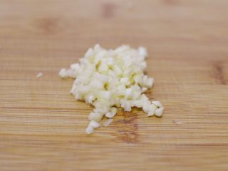 8、正宗地道的麻婆豆腐,大蒜切末。