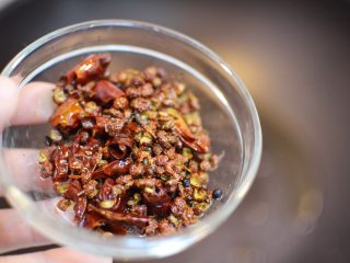 14、正宗地道的麻婆豆腐,把干辣椒和辣椒盛出来扔掉，避免影响口感。锅中只留炒完花椒辣椒的油。