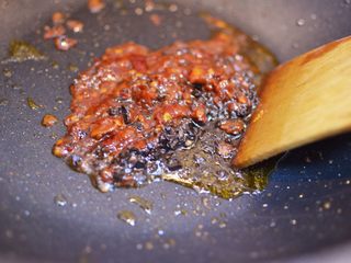 15、正宗地道的麻婆豆腐,中小火放入豆瓣酱和豆豉末炒出红油。