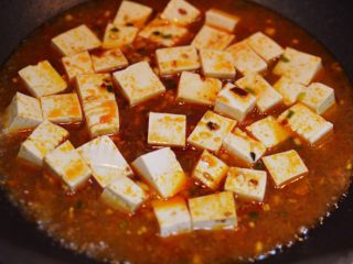 18、正宗地道的麻婆豆腐,放入清水快与食材平齐。