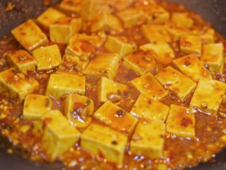 22、正宗地道的麻婆豆腐,煮到汤汁粘稠，到自己喜欢的浓度即可关火。