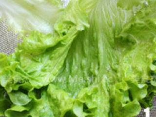 1、金枪鱼煎蛋三明治,将生菜洗净，沥去水。