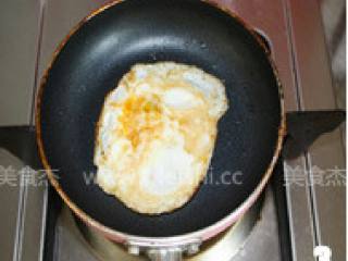 3、金枪鱼煎蛋三明治,翻面，略煎几分钟至蛋黄凝固后盛出。