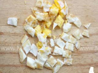 4、金枪鱼煎蛋三明治,将煎蛋晾着至微凉，切小块。