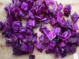 5、金枪鱼煎蛋三明治,紫甘蓝洗净，切成小块。