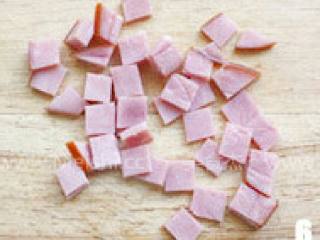 6、金枪鱼煎蛋三明治,将火腿切成小块。