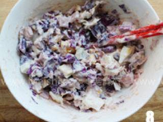 8、金枪鱼煎蛋三明治,放入适量沙拉酱和黑胡椒粉，拌匀。