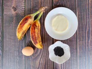 1、香蕉飞饼卷,首先准备材料