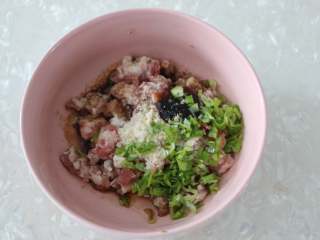 2、娃娃菜卷肉,猪肉馅中加入生抽、老抽、料酒、鸡粉、盐、葱花、蚝油。