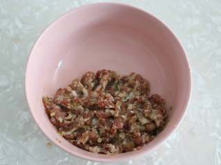 3、娃娃菜卷肉,用筷子顺着一个方向搅拌上劲，腌制半小时。