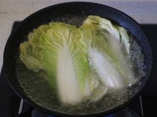 4、娃娃菜卷肉,娃娃菜洗干净，选择外面的大叶，开水焯烫变软即可。