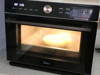 9、娃娃菜卷肉,烤箱水盒中加满水，选择鲜嫩纯蒸模式，20分钟即可。没有的话用蒸锅也可以。