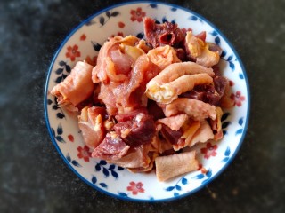 1、超简单家常版～香菇黄焖鸡,准备好一份新鲜的鸡块儿清洗干净。我用的是家养笨鸡，只用了半只