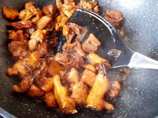 9、超简单家常版～香菇黄焖鸡,最后一个炒匀到颜色好看。如图所示