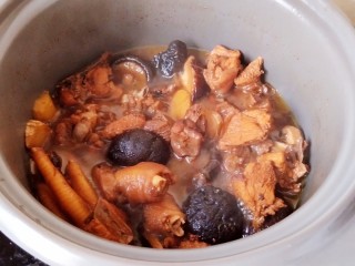 14、超简单家常版～香菇黄焖鸡,最后，砂锅炖煮到图中状态，汤汁浓稠了，就可以了！