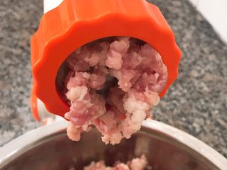 1、自制香菇酱,肉用料理机搅碎