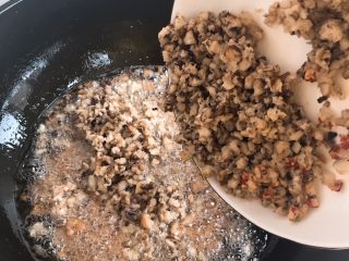 8、自制香菇酱,加入香菇碎