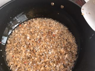 9、自制香菇酱,翻炒均匀