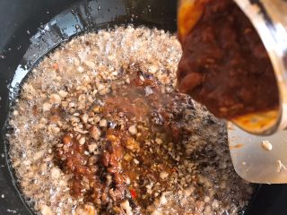 10、自制香菇酱,加入豆瓣酱 炒一会
