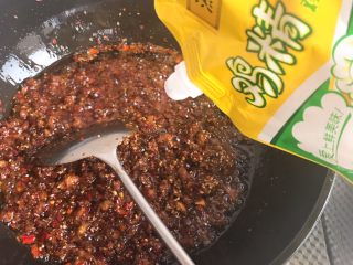 15、自制香菇酱,加入鸡精