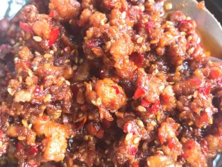 17、自制香菇酱,出锅装瓶放冰箱冷藏保存