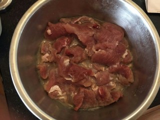 1、酸甜荔枝里脊肉,里脊肉一条买来等分切成小块,用料酒腌制一会儿。