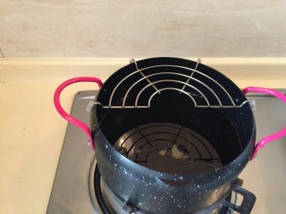 3、酸甜荔枝里脊肉,油温烧至七成热。