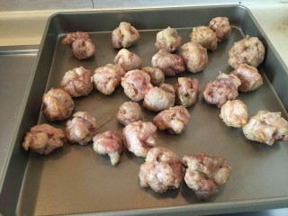 5、酸甜荔枝里脊肉,第一次炸成这样,表面有一层淡淡的颜色就可以了。