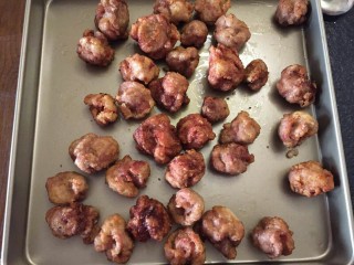 7、酸甜荔枝里脊肉,第二次的复炸可以让,肉球吃起来更加里面有汁水,不油腻。