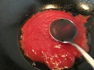 11、酸甜荔枝里脊肉,再加入一勺醋。