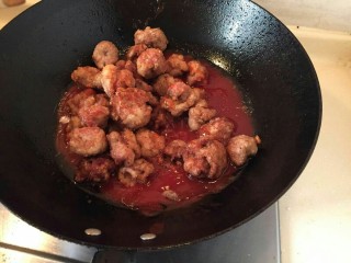 14、酸甜荔枝里脊肉,继续翻炒。翻炒。