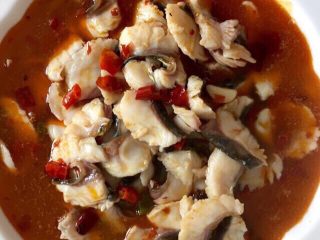 7、麻辣水煮鱼片,鱼片煮好放豆芽汤碗里