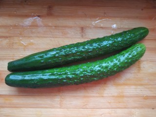 1、酸辣黄瓜条,黄瓜洗净