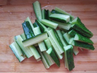 2、酸辣黄瓜条,切成小段