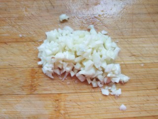 3、酸辣黄瓜条,蒜切末