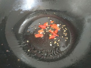 15、酸辣黄瓜条,放入洗好的干红辣椒爆香关火